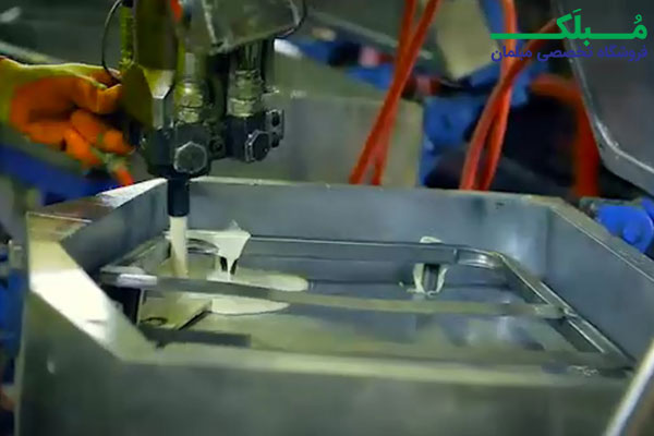 مرحله تزریق فوم پلی اورتان سرد در قالب توسط کارگران در کارخانه هلگر